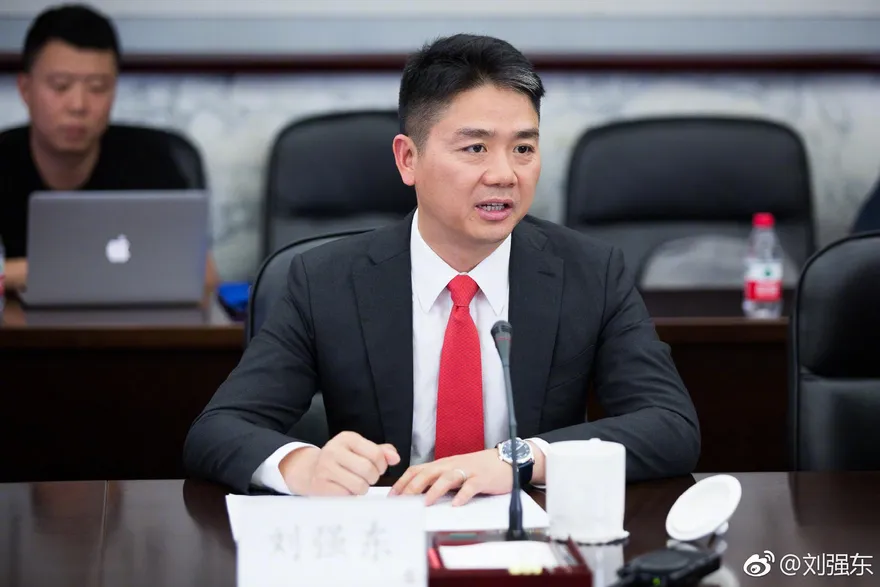 京東創始人劉強東被目擊現身北京機場　網傳「待妻子生產後即上工」