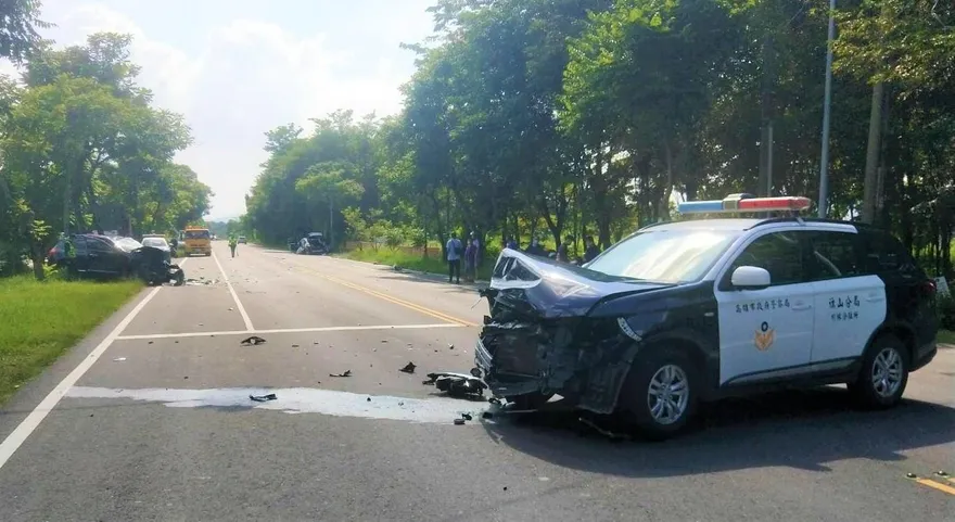 為追沒戴安全帽騎士　警車與BMW車相撞再波及1車　1人重傷住院觀察
