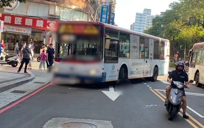 8旬老翁穿越人行道遭公車撞擊　骨折＋挫傷送醫　司機未讓行人將遭罰