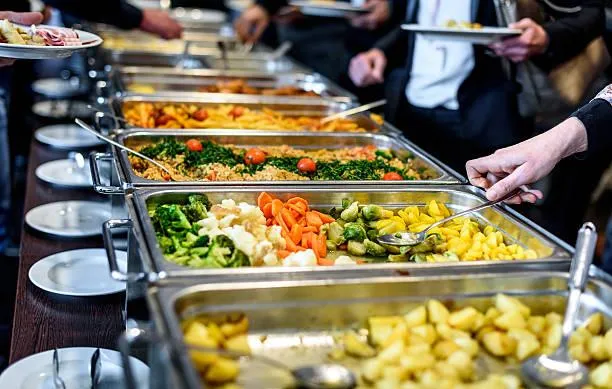 沒夾魚肉！自助餐價格卻越來越貴　老闆「回1理由」妹子氣炸