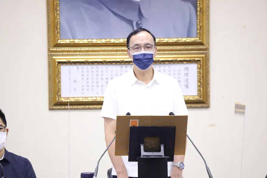 NCC主委國會舉牌「獨立機關」　朱立倫痛批：國人之恥！