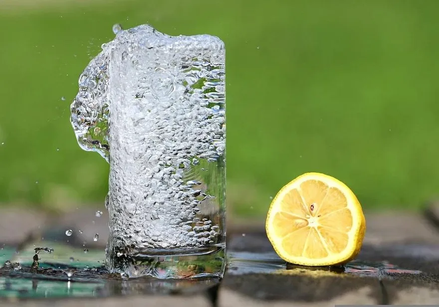喝氣泡水小心骨鬆？專家指「1原因」和水差異不大！