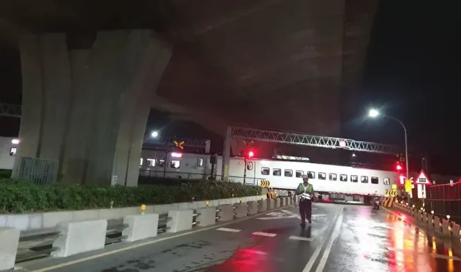 8.8億「最美自強號」車頭毀損！女三寶機車卡死平交道GG了　原因超瞎