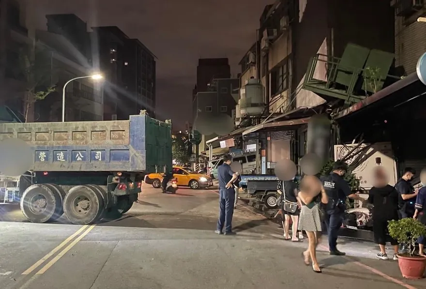 不爽就連你的店面一起處理！男酒駕狂撞小吃部4次　老闆嚇歪