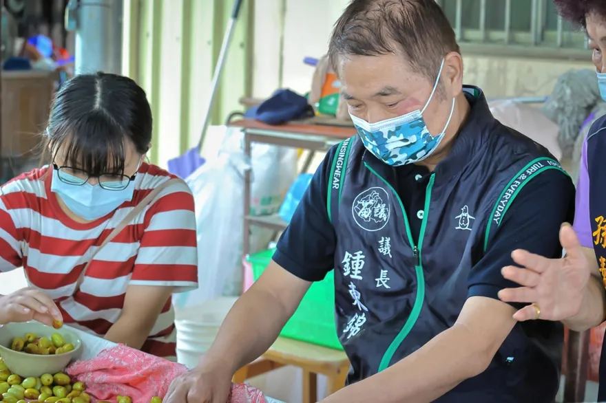 苗栗縣長最新民調徐定禎質疑有鬼！　鍾東錦一句話酸爆：「這民調是三立公布的啊」