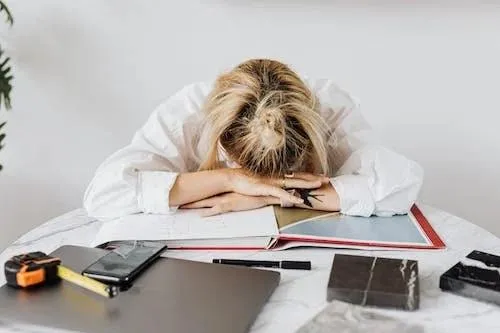 孩子上課打瞌睡、恍神不是有意的！醫師揭真相：恐是用藥或疾病造成