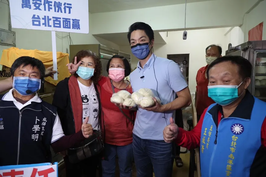 蔣萬安雨中赴南港拜票　民眾熱情喊「凍蒜」祝賀高票當選