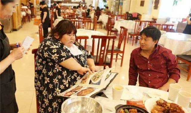 校花婚後被老公甜蜜餵食暴肥1百多公斤　還甜喊：「我變怎樣他都愛我」