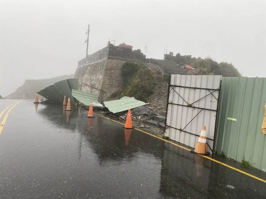 尼莎颱風雨彈狂炸！合歡山颳12級強風　武嶺亭施工圍籬慘遭吹垮