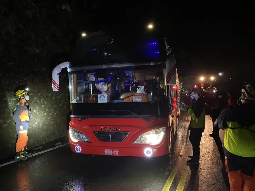 暴雨造成宜蘭台7線坍方　凌晨搶通便道96車297人撤離
