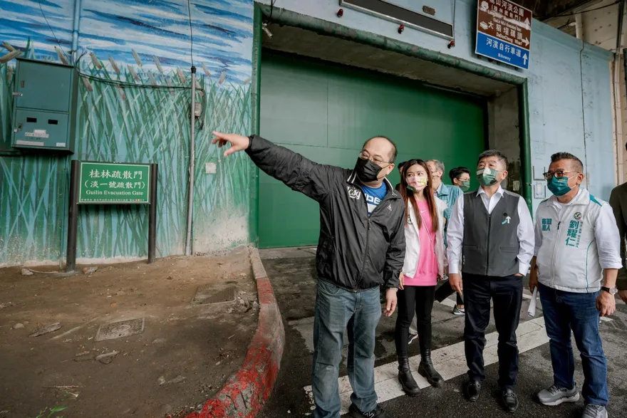 陳時中穿皮鞋勘災還切割「這人」 藥師：他心裡苦但不說