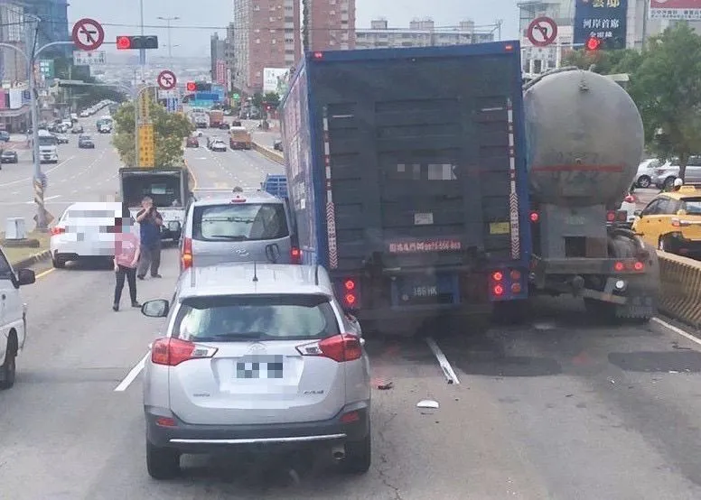 台中沙鹿「追撞熱點」再出事！失速大貨車釀6車連環撞