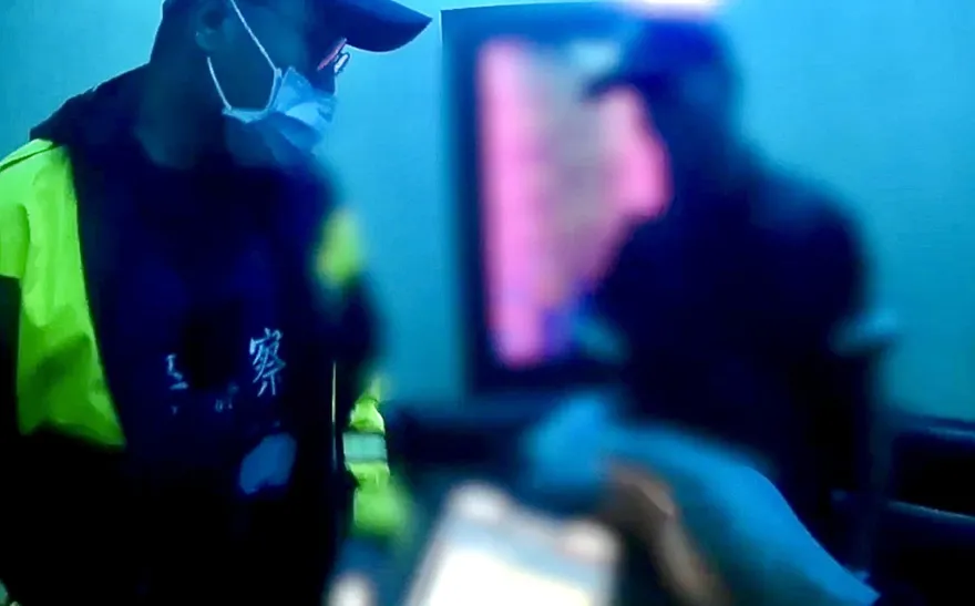不爭氣笑了！通緝男唱Ｋ遇臨檢報身分證號　警：你今年只有7歲？