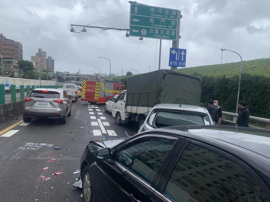 新北市三重連環車禍　6車追撞2人送醫