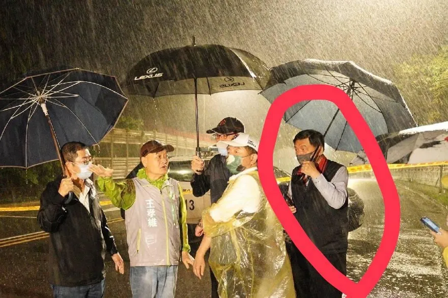 陳時中勘災違規「沒開密錄器」？！　他看現場照片一驚：內湖警分局長跟緊緊