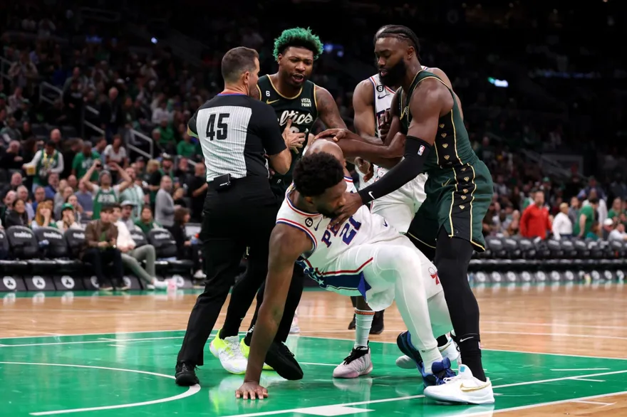 影/NBA開幕爆火！恩比德甩倒史馬特釀衝突　綠衫軍首勝解氣