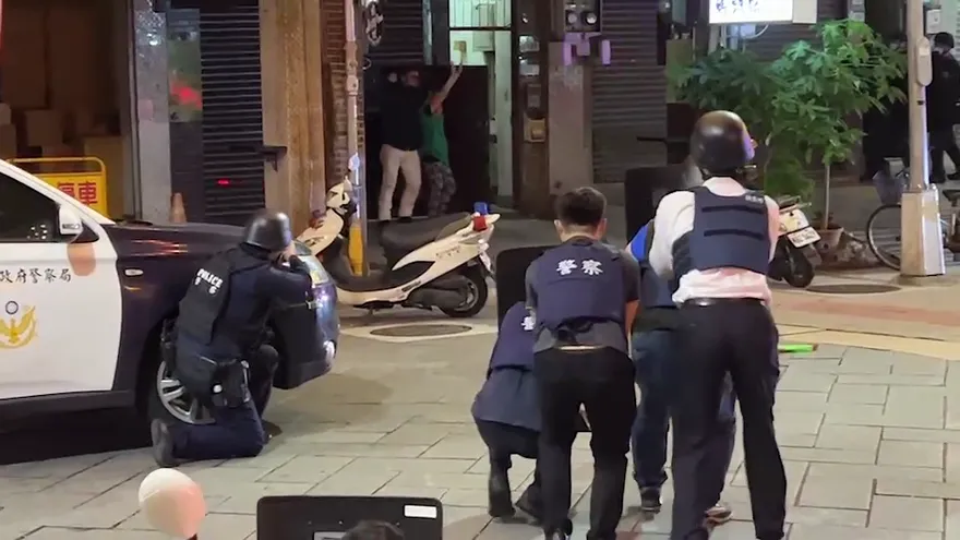 獨家影／萬華槍手釋放女人質  現場「自轟2槍」倒地！