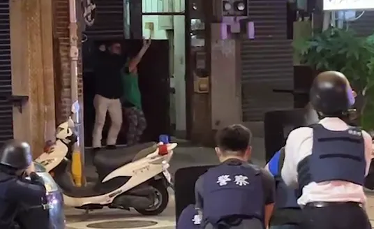 挾民眾與警對峙！青山宮槍手自轟亡　女人質還原事發情況