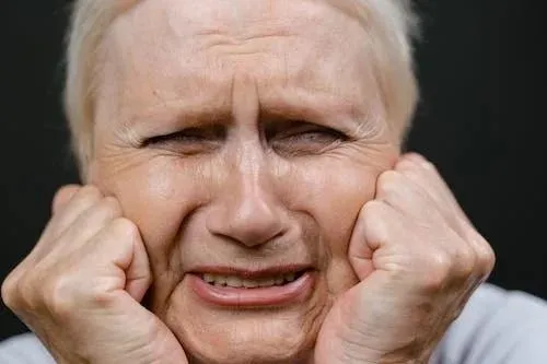 張嘴卡卡有喀喀聲怎麼辦？專家曝恐是「1疾病」惹禍！