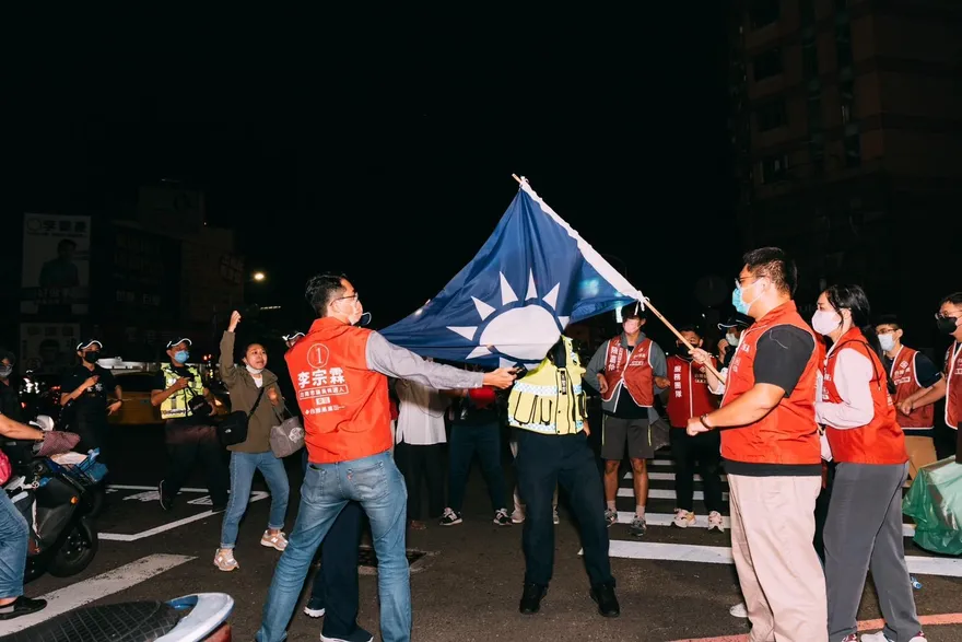 影/基進黨燒國民黨旗害分局長受傷　楊植斗怒了一句話霸氣開嗆