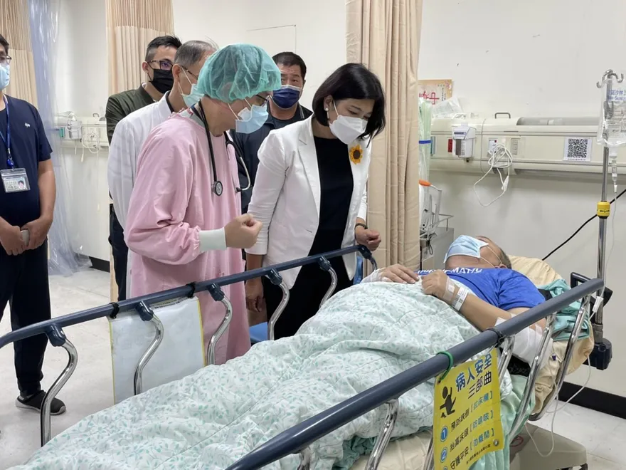 同事急開4槍制止！遭通緝犯開車來回輾壓3次  小隊長脊椎骨折