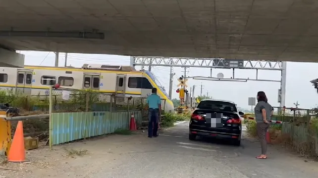 快訊/太誇張！轎車停鐵軌硬搬柵欄…竟還悠哉指揮火車速速通過　悽慘下場曝光