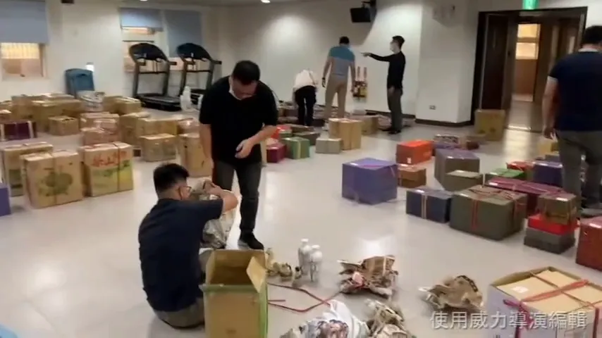 影/婦遭騙241箱古董還被1900萬芭樂票耍了　警逮父子檔嫌犯贓物全追回
