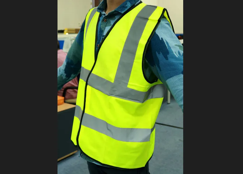 離車必須穿戴！避免二次事故傷害　未來新車強制配備「反光背心」