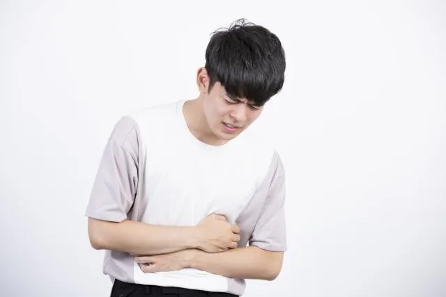 驚！46歲男「腹痛1月」驚已第3期　醫示警: 腸癌年輕化6NG習慣勿犯