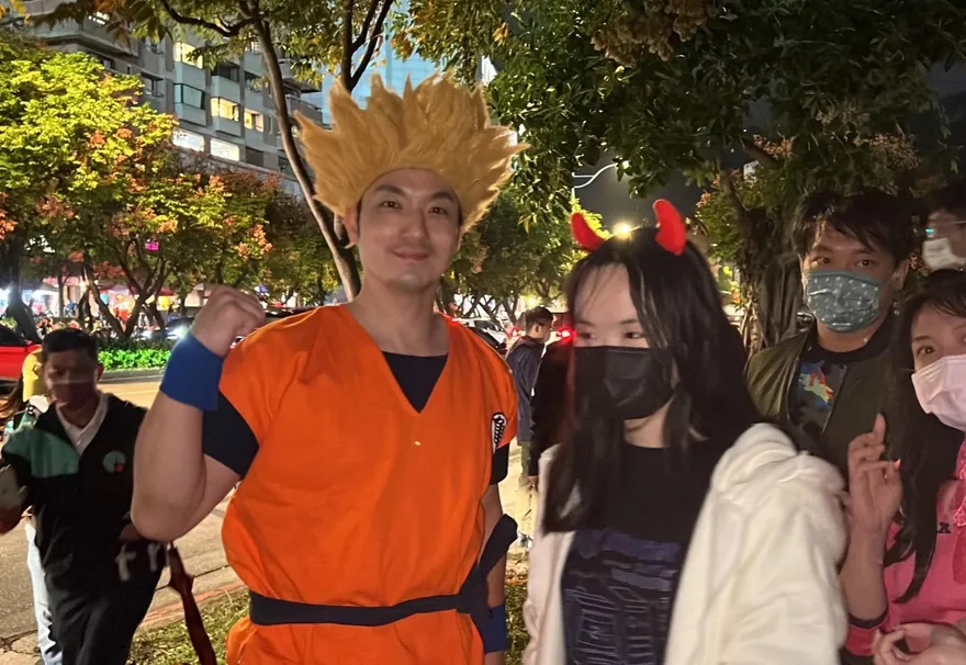 蔣萬安Cosplay「七龍珠孫悟空」！台北人嗨翻搶合照