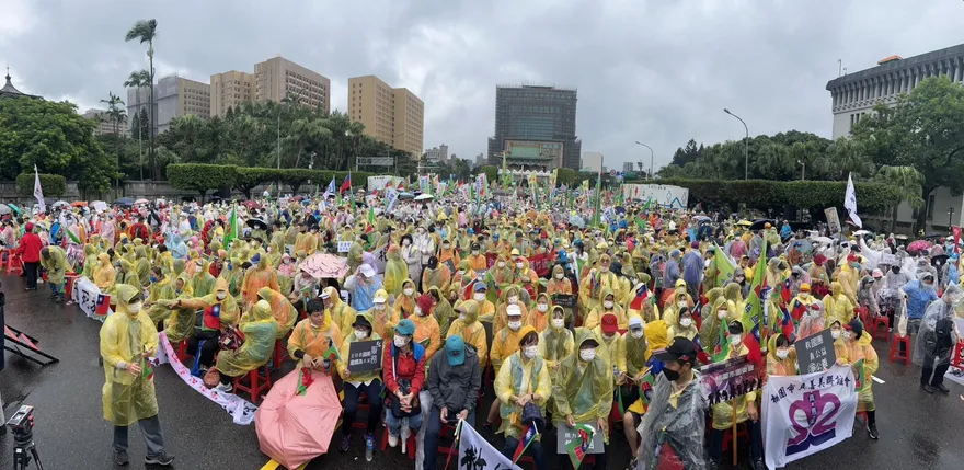 凱道遊行引數萬人參加  救國團：感謝大家參與 批綠媒帶風向