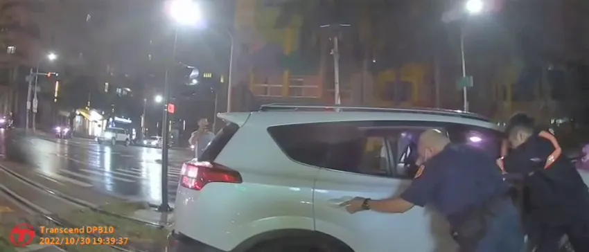 走錯路？休旅車卡高雄輕軌造成停駛42分鐘　6警合力推車救援成功