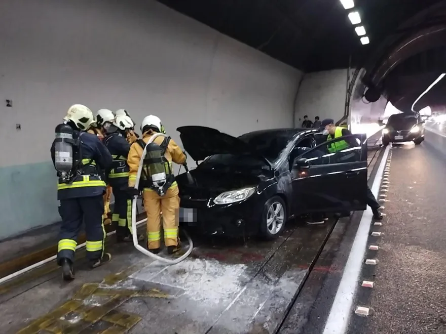 快訊/雪山隧道火燒車　火勢7分鐘撲滅　目前南下通車北上內側通車