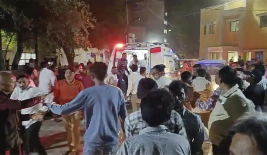 印度斷橋500人落水增至91死！事發恐怖影片曝光遊客「飛簷走壁」驚聲尖叫