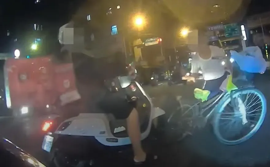 影/騎車故意撞阿北！這「傅潘達」太惡　警到場秒龜縮