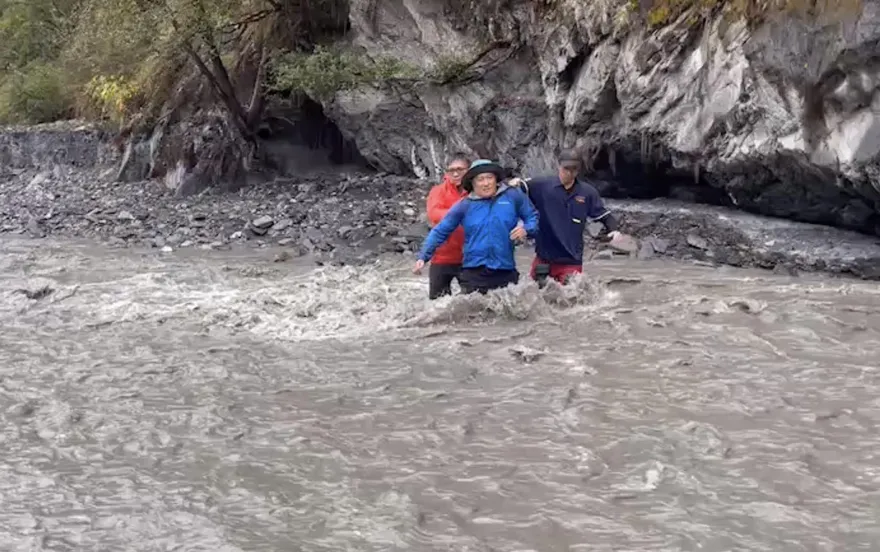 搶救！南投奧萬大北溪暴漲　3男2女野溪泡湯受困