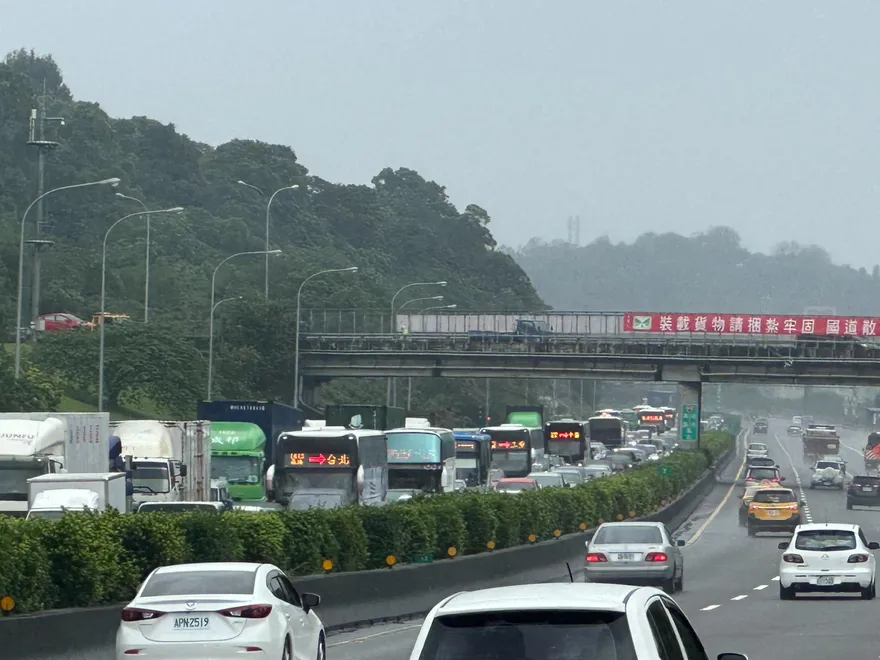 國1南下紫爆回堵5km！走山釀禍「全線剩1車道」可通行　大型停車場全直擊