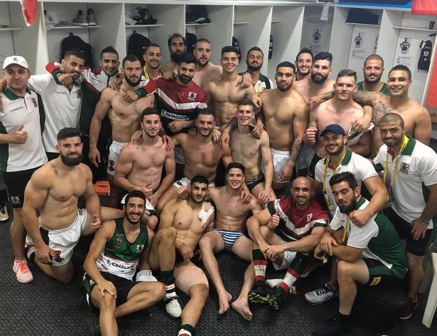 半裸肌肉猛男狂奔！橄欖球隊休息室遭竊　街頭追捕小偷