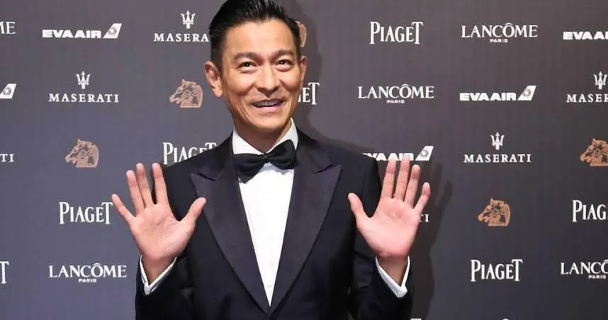劉德華無預警遭女粉「挽手貼胸」！《流浪地球2》香港路演遭騷擾　真實反應全被拍