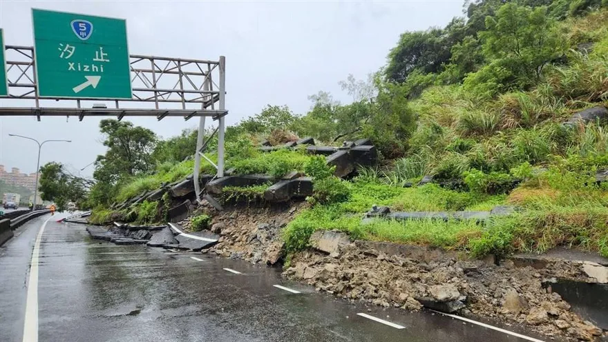 中山高汐止交流道邊坡滑落封閉 估4日下班前完成搶通