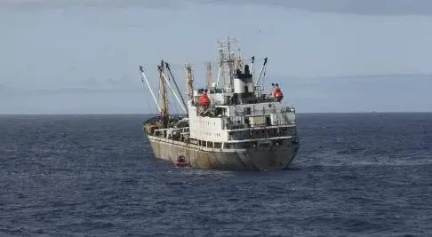 大陸漁船大肆捕撈魷魚　在南美公海與美快艇僵持