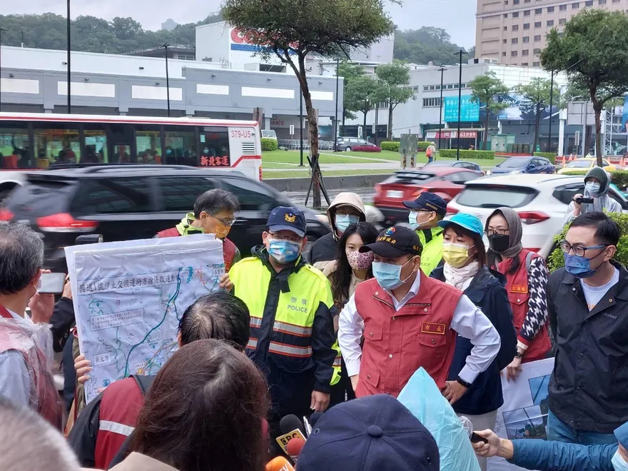 國道1號走山汐止周邊又塞爆　侯友宜一早視察交通狀況