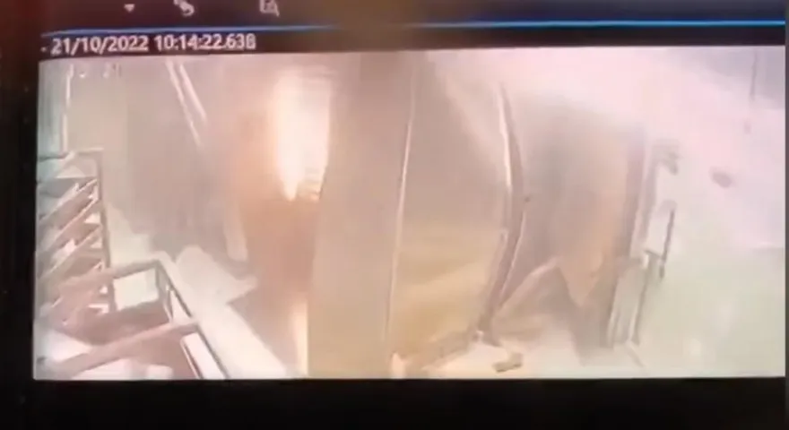 影/生死12秒！「金屬門炸飛」港榮華餅家烤爐突爆炸　3製餅師傅與死神擦肩過