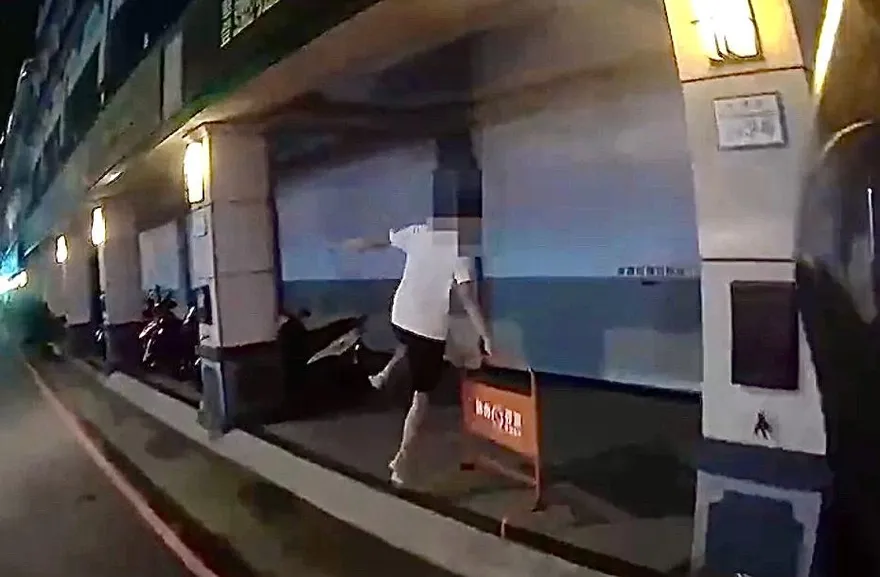 見警就跑！失聯移工遇盤查棄車赤腳狂奔　警員雷殘繼續追捕逮人