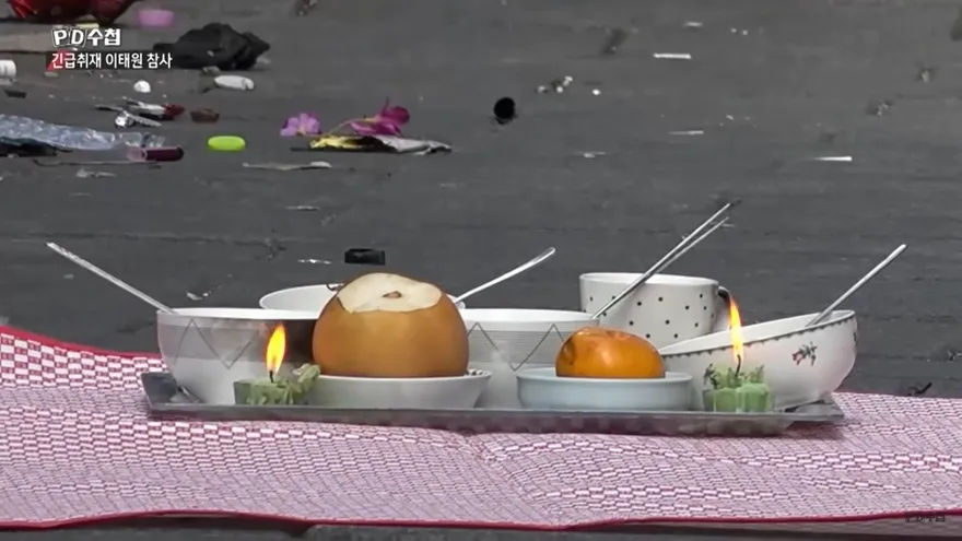 梨泰院餐館老闆帶熱飯菜祭奠亡者被趕　哭吼「讓孩子吃頓飯！」惹哭警察