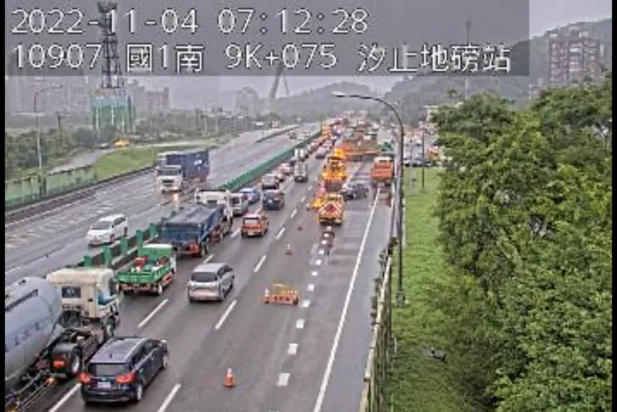 還是塞爆！國1南下開放內線車道　五堵-汐止、台64都紫爆