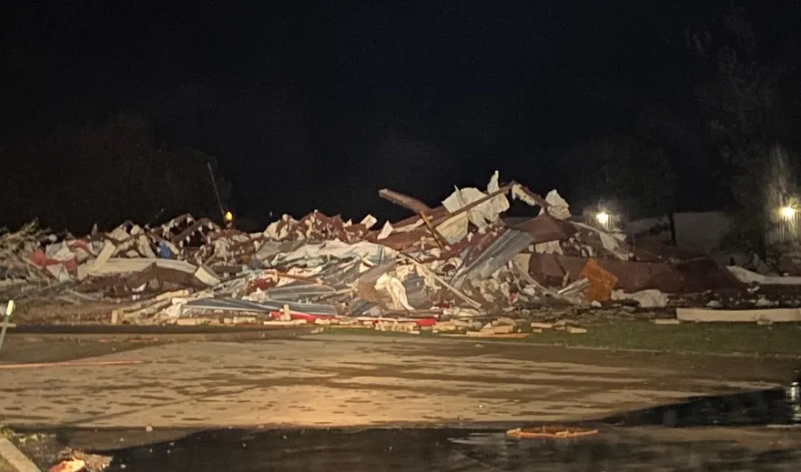 【影】美國奧克拉荷馬州遭龍捲風重創　至少1人身亡上萬戶斷電