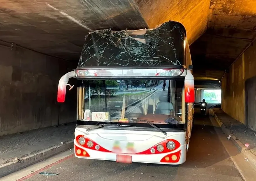 遊覽車闖機車便道卡這害交通大亂！車頂全壓爛　駕駛竟肇逃3小時才現身