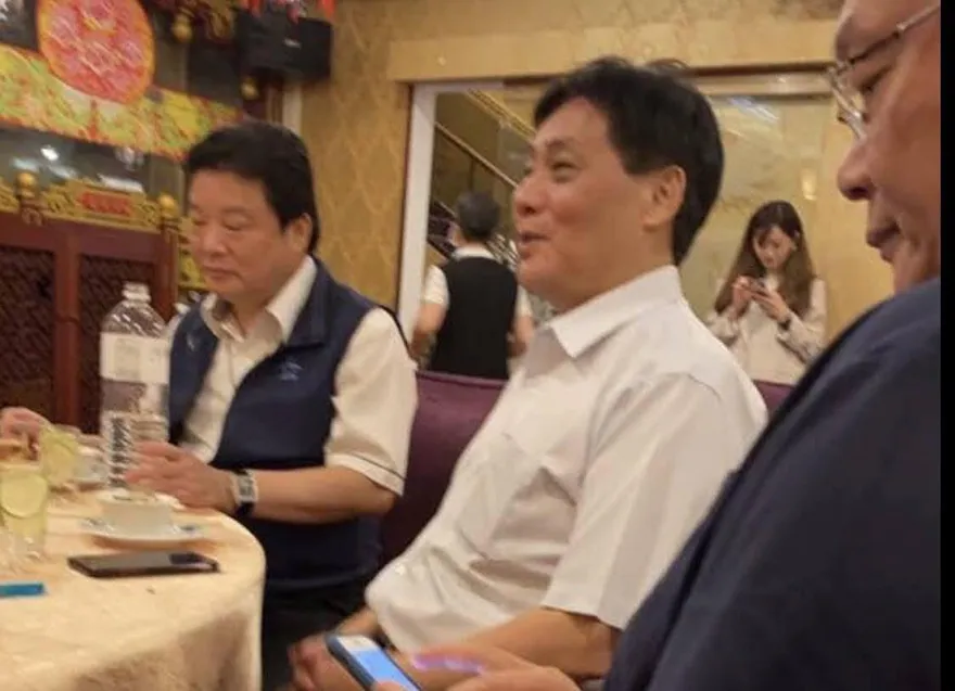 網瘋傳徐國勇與陳檡文同桌喝酒照片　徐國勇：6年前正當餐敘