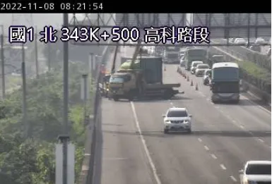 快訊/國1爆「貨櫃車撞護欄」！高科段紫爆回堵5km　2車道封閉中